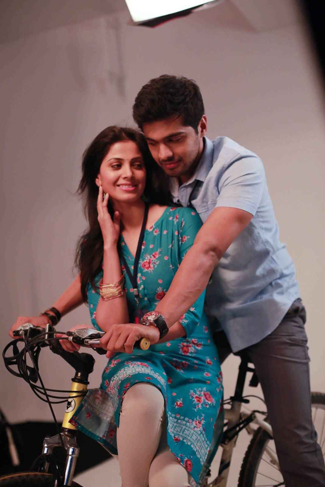 Weekend Love (2014) Hindi Telugu Full Movie
